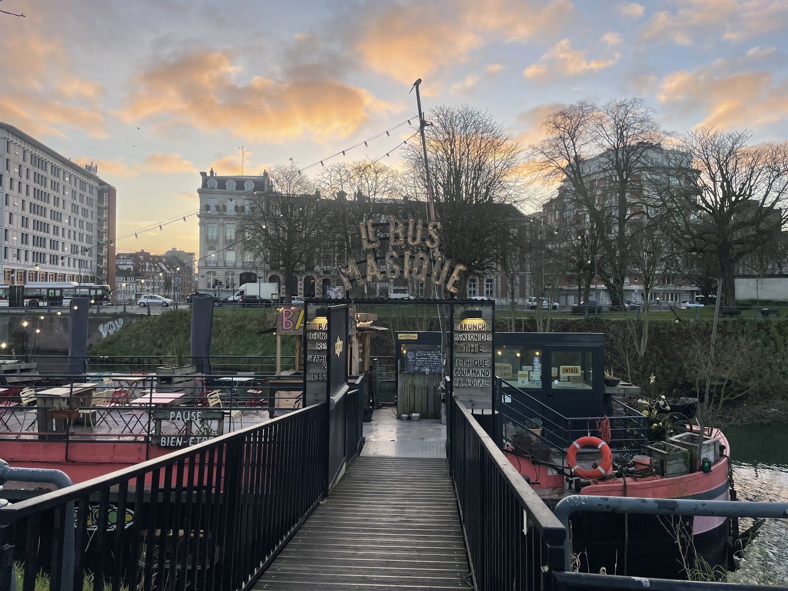 Péniche Le Bus Magique, restaurant à Lille